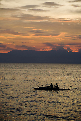 포토 JPG 해외이미지 실루엣 전통문화 바다 낚시 앉기 야외 두명 물 황혼 일몰 새벽 어선 보트 작음 카누 태평양 해외202004 해외포토 자연요소 전통 문화 배_교통 모션 레저 촬영기법 사람 노을 수상스포츠 크기 파일형식 이미지허브