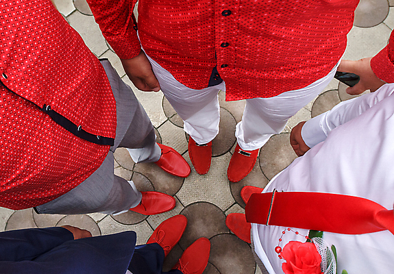 포토 JPG 해외이미지 전통 손 디자인 기념일 결혼 신발 컨셉 셔츠 바지 넥타이 이벤트 사람없음 장식 빨간색 초록색 친구 빛 유행 축하 원형 우아함 심볼 똑같은 스타일 해외202004 해외포토 도형 잡화 컬러 상의 관계 하의 신체부위 파일형식 이미지허브