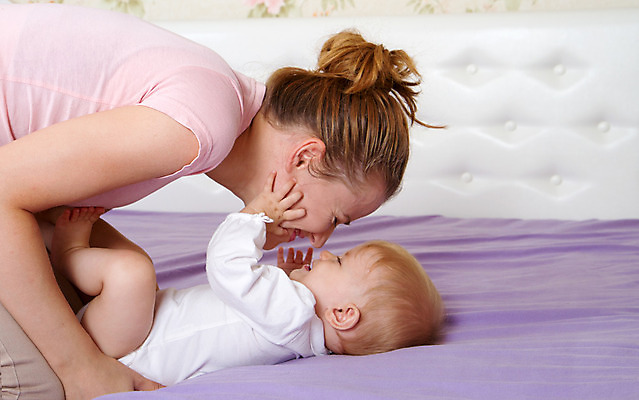 포토 JPG 해외이미지 백인 여자 딸 행복 얼굴 어린이 가족 관계 포옹 놀이 엄마 휴식 주택 실내 사랑 미소 웃음 사람 두명 기쁨 침실 육아 흰색 침대 아기 작음 담요 돌봄 해외202004 해외포토 서양인 감정 컬러 가구 컨셉 안기 모션 표정 내부 건물 신체부위 크기 파일형식 이미지허브