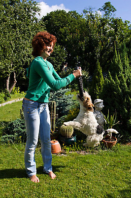 포토 JPG 해외이미지 식물 맨발 자연 놀이 한명 미소 취미 야외 초록색 여름 정원 봄 게임 개 원예 해외202004 해외포토 1 계절 컬러 포유류 발 표정 사람 생태계 파일형식 이미지허브