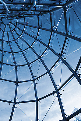 포토 JPG 해외이미지 디자인 산업 곡선 건축양식 유리 지붕 추상 미래 사람없음 파란색 햇빛 환경 금속 그물 네트워크 센터 분위기 은색 정상 땅 철 윤곽 방패 굴곡 해외202004 해외포토 건축 선 컬러 컨셉 무늬 재질 태양 파일형식 이미지허브