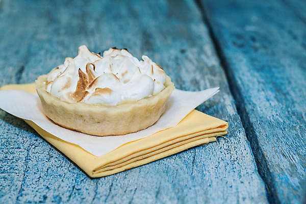포토 JPG 해외이미지 그릇 영어 문화 음료 음식 조각 백그라운드 잎 과일 부분 탁자 디저트 잉글랜드 부활절 귤 사탕 사람 사람없음 노란색 케이크 계란 미국 흰색 달콤 폐기물 굽기 레몬 크림 반죽 라임 솜털 노른자 충동구매 폭식 고립 머랭 커스터드 타르트 페스츄리 핸드메이드 해외202004 해외포토 식물 문자 식기 기념일 빵 컬러 가구 북아메리카 영국 쇼핑 알 맛 쓰레기 구이 파이_빵 과소비 파일형식 이미지허브