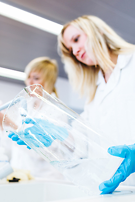 포토 JPG 해외이미지 학생 접시 여자 교육 과학 교실 학교 유리 노동자 직장 현미경 실험 관리 사람 두명 스터디 약 교사 교수 가운 업무 오픈 혼합 연구원 집중 과학자 대학교 생물학 해결 카메라렌즈 물리학 복용 주목 화학물질 장학금 해외202004 해외포토 직업 식기 옷 컨셉 회사 의학 재질 실험기구 학습 카메라 작업 화학 물리 학자 파일형식 지원금 이미지허브