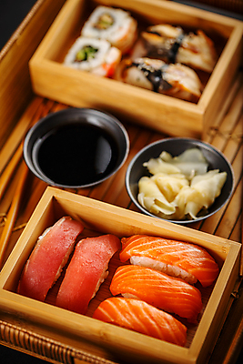 포토 JPG 해외이미지 실내 사람없음 초밥 나무상자 간장 종지 모듬초밥 롤스시 생강초절임 세트메뉴 연어초밥 일본음식 해외202004 참치초밥 해외포토 그릇 음식 내부 상자 양념 메뉴 연어 모듬 절임 파일형식 이미지허브