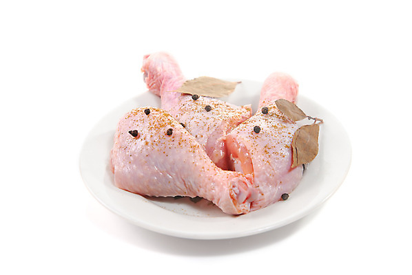 포토 JPG 해외이미지 접시 음식 분홍색 백그라운드 재료 뼈 육류 사람없음 치킨 흰색 신선 닫기 피부 향신료 준비 날것 고립 드럼스틱 생식 해외202004 해외포토 식기 컬러 식재료 모션 신체부위 닭고기요리 향미료 파일형식 이미지허브