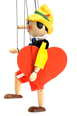 포토 JPG 해외이미지 옷 행복 인형 포즈 컨셉 휴가 발렌타인데이 사랑 사람없음 목재 빨간색 장난감 노란색 기쁨 하트 고립 꼭두각시 해외202004 해외포토 모양 나무 감정 컬러 재료 데이이벤트 파일형식 이미지허브