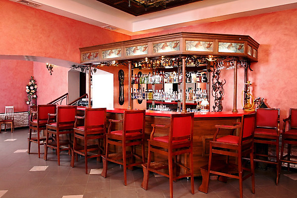 포토 JPG 해외이미지 디자인 가구 의자 건축양식 가정 호텔 조명 아파트 주택 실내 사람없음 내부 목재 장식 빨간색 갈색 식당 카페 거울 방 장비 바 재산 고급 계산대 타일 진열장 스타일 해외202004 해외포토 나무 건축 컬러 생활용품 컨셉 재료 숙소 건물 금융 상점 파일형식 이미지허브