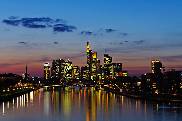 포토 JPG 해외이미지 전등 사람없음 강 고층빌딩 황혼 일몰 새벽 도시 야간 저녁 메인 네온 스카이라인 빛망울 프랑크푸르트 해외202004 해외포토 자연요소 조명 독일 빌딩 빛 노을 파일형식 이미지허브