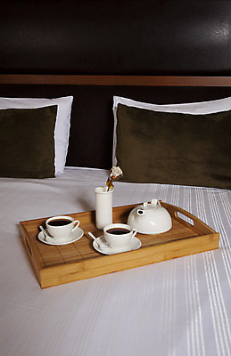 포토 JPG 해외이미지 접시 디자인 꽃 커피 음료 음식 여행 가구 꽃무늬 오렌지 호텔 아침 서브 주택 쟁반 실내 사람없음 내부 장식 컵 꽃병 식사 주스 침실 방 흰색 침대 신선 고급 아침식사 컵받침 서비스 대륙 휴양지 리빙 해외202004 해외포토 주간 식물 식기 컬러 생활용품 컨셉 무늬 과일 숙소 건물 장소 받침대 파일형식 이미지허브