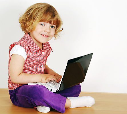 포토 JPG 해외이미지 백인 여자 딸 행복 얼굴 어린이 포즈 인터넷 놀이 한명 사람 노트북 컴퓨터 공책 기쁨 흰색 표현 그물 달콤 만족 타입 천진난만 해외202004 해외포토 서양인 1 감정 컬러 컨셉 가족 문구용품 신체부위 전자제품 맛 파일형식 이미지허브