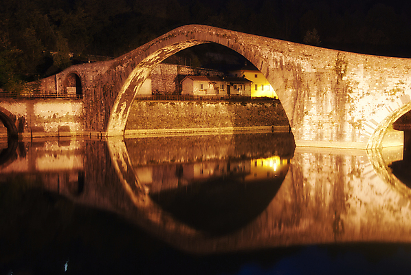 포토 JPG 해외이미지 외관 공원 유럽 여행 건축양식 교통시설 자연 휴가 풍경 사람없음 야외 물 강 반사 이탈리아 바위 시골 중세 야간 악마 그림 아치 조경 로마인 옛날 전설 토스카나 해외202004 해외포토 자연요소 공공시설 건축 나라 교통 인종 돌_바위 역사 시설 생태계 파일형식 이미지허브