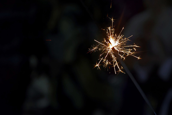 포토 JPG 해외이미지 전등 기념 폭죽 불꽃놀이 사람없음 빛 반짝임 에너지 축하 연소 해외202004 스파클라 해외포토 컨셉 모션 놀이 조명 파일형식 이미지허브