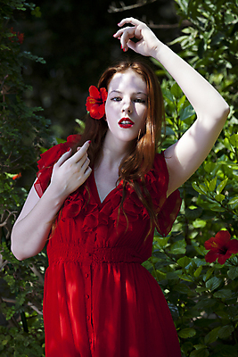 포토 JPG 해외이미지 한명 야외 빨간색 초록색 유행 정원 봄 댄서 춤 화려 스페인어 이국적 플라멩코 세련 해외202004 해외포토 직업 1 계절 예술 컬러 컨셉 문화예술 사람 세계문화유산 파일형식 이미지허브