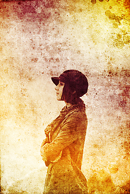 포토 JPG 해외이미지 응시 얼굴 바람 한명 야외 유행 목도리 재킷 수확 흰색 복고 캡모자 스타일 해외202004 해외포토 자연요소 모자_잡화 1 시선 잡화 컬러 농업 날씨 사람 신체부위 외투 파일형식 이미지허브