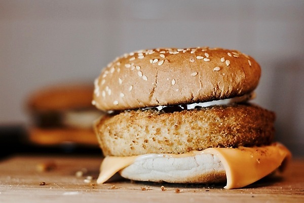 포토 JPG 해외이미지 치즈 패스트푸드 실내 사람없음 아웃포커스 햄버거 나무도마 해외202004 해외포토 유제품 도마 촬영기법 내부 목재 인스턴트 파일형식 이미지허브