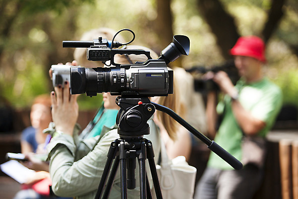 포토 JPG 해외이미지 손 통신 이벤트 사람없음 카메라 텔레비전 소리 장비 정보 뉴스 중앙 필름 마이크 보고서 면접 방송 동영상 생존 해외202004 해외포토 음향기기 비즈니스 신체부위 전자제품 파일형식 이미지허브