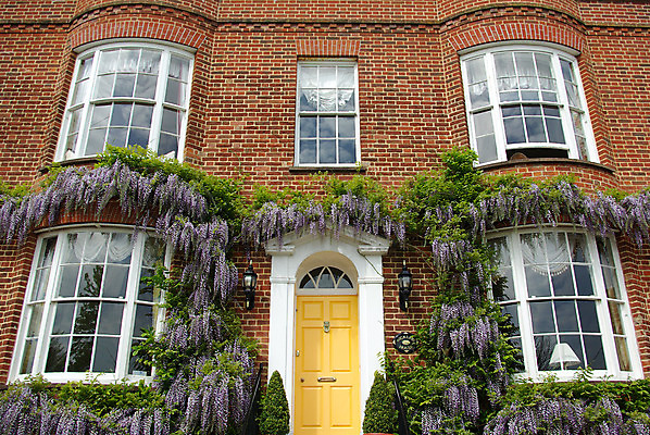 포토 JPG 해외이미지 식물 영어 꽃 건축양식 창문 벽돌 영국 주택 사람없음 건물 빨간색 문 활 강렬 개발 빅토리아 스타일 해외202004 해외포토 문자 건축물 건축 유럽 컬러 파일형식 이미지허브
