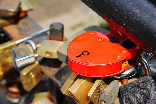 포토 JPG 해외이미지 전통 결혼 자물쇠 발렌타인데이 사랑 사람없음 빨간색 울타리 하트 접속 심볼 잠금 라트비아 리가 철책 해외202004 해외포토 모양 감정 컬러 데이이벤트 북유럽 이벤트 담장 보안 파일형식 이미지허브