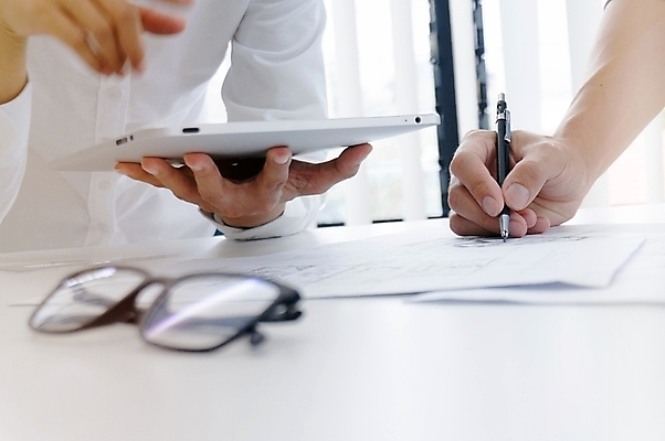 포토 JPG 해외이미지 직업 손 디자인 산업 종이 백그라운드 비즈니스 건축양식 부분 탁자 주택 직장 자 사람없음 건물 사무실 연필 계산기 흰색 공구 잡기 업무 엔지니어 재산 계획 헬멧 건축가 나침반 스케치 책상 묘사 측정 오브젝트 그림 청사진 공학 나누기 개발 계약자 진짜 프로젝트 해외202004 해외포토 건축물 교육 건축 컬러 가구 컨셉 회사 모션 문구용품 학용품 미술 신체부위 금융 필기구 장비 도구 작업 수학 기술자 보호장비 계약 사칙연산 파일형식 이미지허브