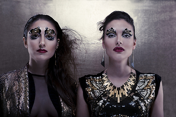 포토 JPG 해외이미지 스튜디오촬영 백인 모델 응시 여자 얼굴 포즈 2 사람 두명 유행 화장품 도시 화려 황금 고급 우아함 시원함 보석 속눈썹 고립 이국적 스타일 세련 해외202004 해외포토 서양인 시선 컨셉 실내 신체부위 뷰티 광석 눈썹 파일형식 이미지허브