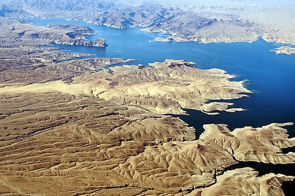 포토 JPG 해외이미지 공원 호수 여행 자연 하늘 산 안테나 풍경 사람없음 야외 물 파란색 강 골짜기 미국 사막 저수지 헬리콥터 댐 지형 지역 애리조나 라스베가스 전국 지리 지질 지질학 콜로라도 해외202004 해외포토 자연요소 공공시설 교육 컬러 북아메리카 통신 비행기 생태계 파일형식 이미지허브