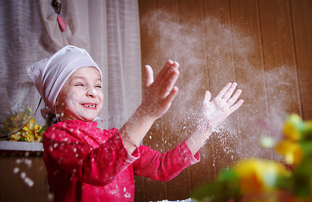 포토 JPG 해외이미지 백인 행복 어린이 가족 부활절 주택 함께함 관리 3 요리 한명 취미 노란색 쿠키 케이크 주방 숟가락 요리사 기쁨 빵집 기구 사발 굽기 집중 준비 반죽 형제 밀가루 통조림 언니 핸드메이드 해외202004 해외포토 서양인 직업 1 기념일 남자 감정 컬러 컨셉 관계 디저트 수저 사람 건물 상점 사기그릇 가루 구이 자매 파일형식 이미지허브