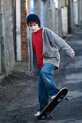 포토 JPG 해외이미지 백인 길 어린이 스포츠 포즈 청소년 놀이 거리 건강 한명 소년 야외 운동 청바지 도시 스케이트보드 묘기 균형 비니 스케이터 해외202004 해외포토 서양인 모자_잡화 1 남자 바지 운동선수 사람 보드_스포츠 파일형식 이미지허브