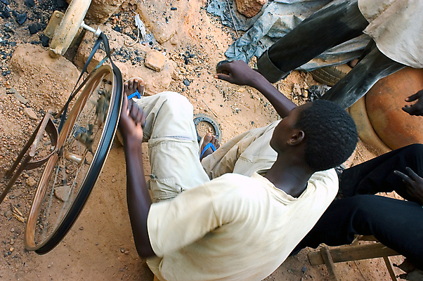 포토 JPG 해외이미지 직업 아프리카 불 한명 사람 업무 오븐 제조 예술가 청동 온도 고용 용광로 해외202004 해외포토 자연요소 1 나라 가전제품 구직 작업 채용 파일형식 이미지허브