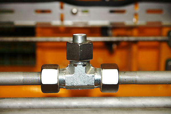 포토 JPG 해외이미지 산업 선 사람없음 노란색 금속 힘 기계 장비 실 호스 튜브 공학 압력 파이프라인 해외202004 해외포토 교육 컬러 재질 파이프_관 파일형식 이미지허브