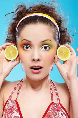 포토 JPG 해외이미지 백인 모델 라이프스타일 손 응시 여자 유럽 얼굴 과일 귤 한명 사람 파란색 유행 흰색 신선 화려 우아함 맛 레몬 팔 해외202004 해외포토 서양인 1 시선 나라 컬러 컨셉 생활 신체부위 파일형식 이미지허브