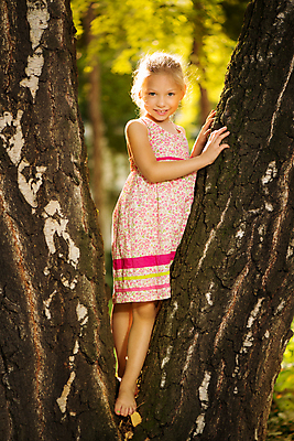 포토 JPG 해외이미지 나무 응시 공원 여자 행복 어린이 자연 휴식 한명 사람 세로 봄 기쁨 해외202004 해외포토 식물 1 시선 계절 공공시설 감정 컨셉 생태계 파일형식 이미지허브