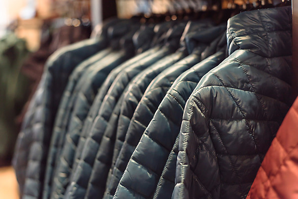 포토 JPG 해외이미지 옷 여자 남자 백그라운드 겨울 패턴 표면 따뜻함 매달리기 경비 사람없음 쇼핑 유행 상점 재킷 코트 가을 직물 주머니 옷걸이 수집 날씬함 깃털 질감 거위 지퍼 소매 방수 신발장 줄서기 스타일 해외202004 해외포토 계절 무늬 모션 조류 안전 사람 외투 보호 몸매 파일형식 이미지허브