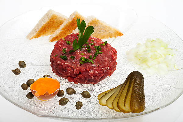 포토 JPG 해외이미지 접시 음식 빵 양파 파슬리 건강 육류 스테이크 요리 사람없음 빨간색 계란 저녁식사 소고기 반지 오픈 날것 피클 토스트 노른자 점심식사 다진 땅바닥 오이피클 샬롯 개조 해외202004 해외포토 식기 컬러 채소 식재료 장신구 바닥 서양음식 알 식사 절임 파일형식 이미지허브