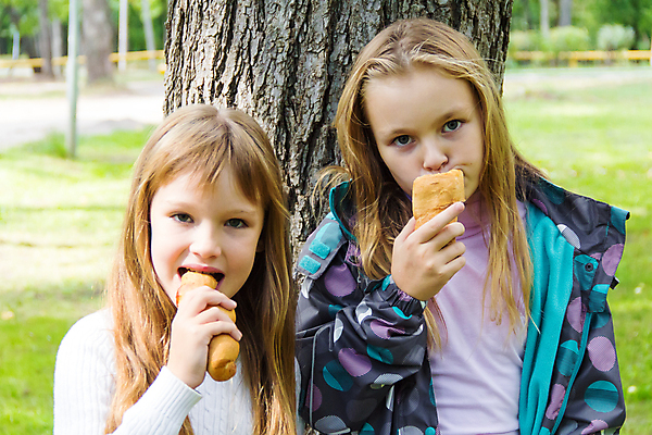 포토 JPG 해외이미지 백인 여학생 여자 유럽 어린이 2 놀이 두명 금발 흰색 9 8 6 먹기 언니 7 해외202004 해외포토 서양인 학생 헤어스타일 나라 컬러 가족 모션 사람 숫자 자매 파일형식 이미지허브