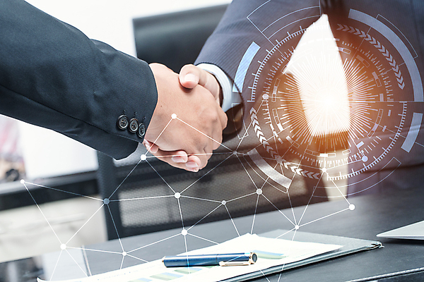 포토 JPG 해외이미지 손 남자 백그라운드 컨셉 비즈니스 성공 협력 악수 관리 사람 사람없음 판매 믿음 거래 흰색 작업 비즈니스맨 계약 흔들림 보험 떨림 해외202004 해외포토 감정 컬러 모션 손짓 신체부위 직장인 파일형식 이미지허브