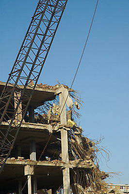 포토 JPG 해외이미지 산업 벽 건축양식 창문 벽돌 안전 사람없음 건물 사무실 쌓기 힘 기계 업무 플랫 쓰레기 폐기물 파편 땅 굴착기 철 버리기 발굴 기중기 충격 낭비 발판 건축업자 계약자 옛날 철강 콘크리트 파멸 해외202004 해외포토 건축물 건축 컨셉 비즈니스 모션 작업 중장비 계약 파일형식 소멸 이미지허브