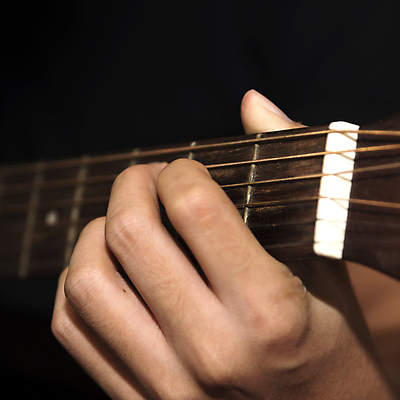 포토 JPG 해외이미지 손 연주 실내 근접촬영 신체부위 기타 잡기 해외202004 해외포토 음악 뷰포인트 모션 현악기 사람 내부 파일형식 이미지허브