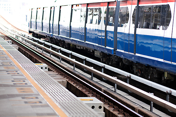 포토 JPG 해외이미지 1 유럽 산업 선 시계 여행 교통시설 추상 거리 바닥 사람없음 야외 건물 빛 노란색 문 힘 장비 기차 흰색 도시 시간 역 땅 손목시계 사인 런던 승객 엔진 일반 단상 땅바닥 선로 철강 해외202004 해외포토 건축물 나라 육상교통 컬러 교통 무늬 장신구 영국 대중교통 시설 파일형식 이미지허브