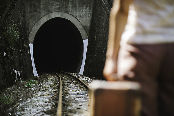포토 JPG 해외이미지 백인 여자 한명 서기 들기 상반신 성인 야외 뒷모습 여름 여행객 여행가방 터널 소프트포커스 복고 선로 성인여자한명만 해외202004 해외포토 서양인 1 계절 길 뷰포인트 가방 모션 촬영기법 사람 여자한명만 성인여자만 파일형식 이미지허브