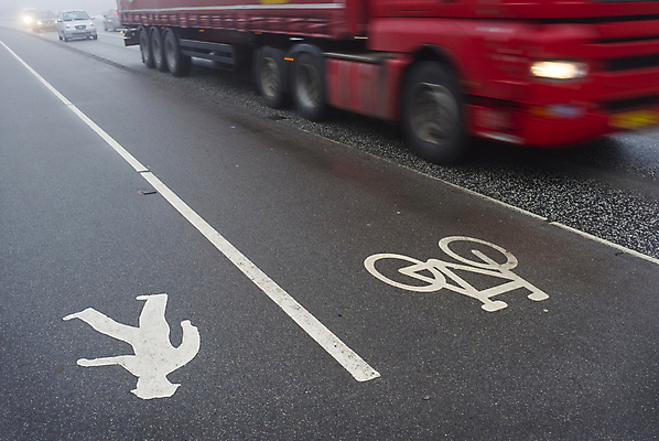 포토 JPG 해외이미지 주간 유럽 교통수단 겨울 교통시설 자동차 아침 거리 덴마크 사람없음 야외 운전 젖음 안개 도시 보행로 소프트포커스 위험 무서움 사인 속도 짐차 타운 일반 과속 블러 뿌연 스칸디나비아 해외202004 해외포토 자연요소 계절 감정 나라 길 육상교통 교통 컨셉 모션 날씨 촬영기법 북유럽 시설 파일형식 이미지허브