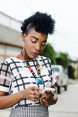 포토 JPG 해외이미지 응시 한명 서기 전자제품 스마트폰 흰색 집중 해외202004 해외포토 1 시선 컬러 컨셉 모션 사람 핸드폰 스마트기기 파일형식 이미지허브