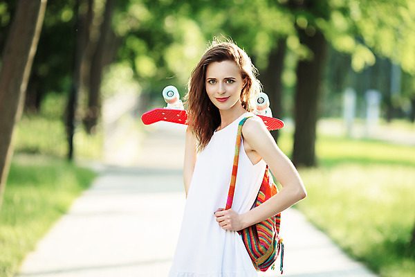 포토 JPG 해외이미지 모델 학생 라이프스타일 드레스 공원 행복 감정 도로 얼굴 스포츠 배낭 모션 거리 건강 한명 사람 야외 10대 유행 스케이트 흰색 표현 도시 스케이트보드 승차 플라스틱 역동적 스케이터 페니 힙스터 해외202004 해외포토 1 옷 공공시설 패션 길 스포츠용품 컬러 컨셉 가방 교통시설 청소년 재질 운동선수 생활 신체부위 동전 보드_스포츠 파일형식 이미지허브