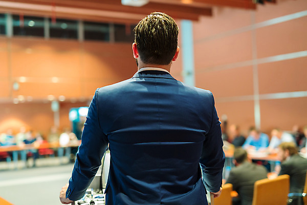 포토 JPG 해외이미지 직업 남자 비즈니스 사업가 회의 협력 실내 설명 사람 손짓 이벤트 교육자 교사 정보 비즈니스맨 발표 가르침 그룹 작업실 정상 강의 강당 경영자 일반 세미나 지휘대 해외202004 해외포토 교육 모션 내부 직장인 리더 파일형식 이미지허브