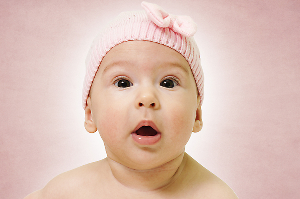 포토 JPG 해외이미지 백인 1 응시 여자 행복 얼굴 어린이 분홍색 휴식 주택 실내 건강 한명 미소 사람 가로 파란색 머리 흰색 아기 신생아 작음 낮잠 팔 월 거짓말 걸음마 결백 천진난만 캡모자 해외202004 해외포토 서양인 모자_잡화 시선 감정 컬러 컨셉 모션 표정 내부 건물 신체부위 잠 날짜 크기 파일형식 이미지허브