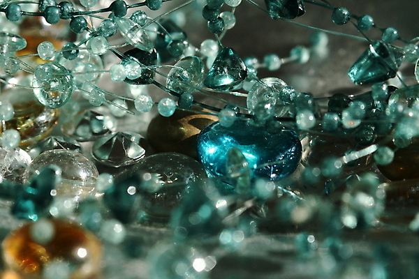 포토 JPG 해외이미지 접시 줄 크리스마스 목걸이 사람없음 장식 파란색 스파 흰색 매끈함 크리스탈 질감 해외202004 해외포토 식기 기념일 컬러 장신구 감각 광석 파일형식 이미지허브