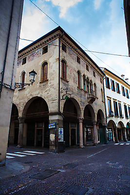 포토 JPG 해외이미지 여행 건축양식 거리 주택 사람없음 건물 이탈리아 도시 중세 아치 시티라이프 해외202004 해외포토 라이프스타일 건축물 건축 유럽 역사 파일형식 이미지허브