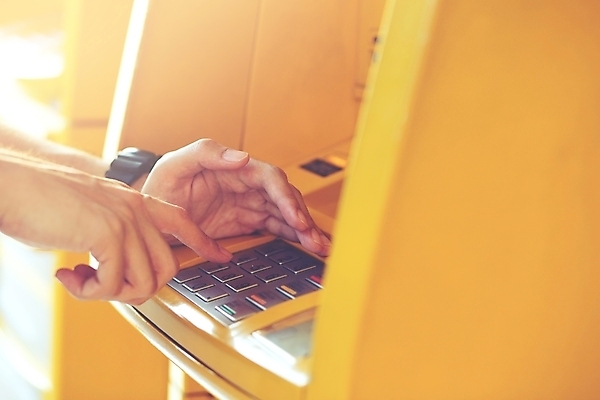 포토 JPG 해외이미지 산업 돈 비즈니스 열쇠 안전 사람없음 금융 경제 컴퓨터 숫자 노란색 달러 자료 기계 신용카드 닫기 암호 보호 입장 묘사 시작 보안 전자 방패 패드 ATM 인출 자동 키패드 해외202004 해외포토 문자 컬러 컨셉 모션 전자제품 재산 파일형식 이미지허브