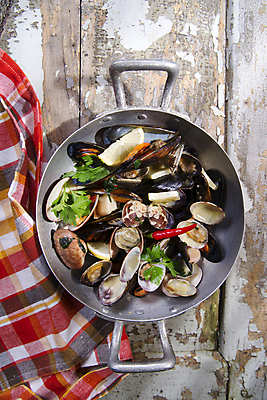 포토 JPG 해외이미지 조개 실내 사람없음 하이앵글 식탁보 냄비 레몬 홍고추 홍합 나무배경 해외202004 해외포토 뷰포인트 백그라운드 과일 고추 어패류 내부 솥 파일형식 이미지허브