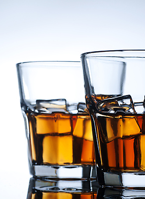 포토 JPG 해외이미지 스튜디오촬영 음료 백그라운드 유리 휴식 기념 사람없음 물 갈색 노란색 검은색 흰색 알코올 칵테일 액체 영혼 고급 큐브 흰배경 알코올중독 버번 브랜디 위스키 코냑 해외202004 해외포토 자연요소 컬러 컨셉 재질 주류 실내 와인 중독 파일형식 이미지허브