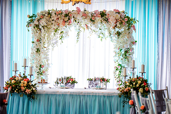 포토 JPG 해외이미지 식기 접시 디자인 꽃 음식 꽃다발 결혼 백그라운드 꽃무늬 유리 탁자 결혼식 휴가 선물 사랑 이벤트 사람없음 내부 장식 파란색 장미 파티 요식업 식당 식사 저녁식사 식탁보 흰색 축하 인사 커튼 생일 고급 우아함 다발 배열 촛대 설정 접수 스타일 해외202004 해외포토 식물 기념일 감정 산업 컬러 가구 컨셉 무늬 재질 상점 예절 파일형식 이미지허브